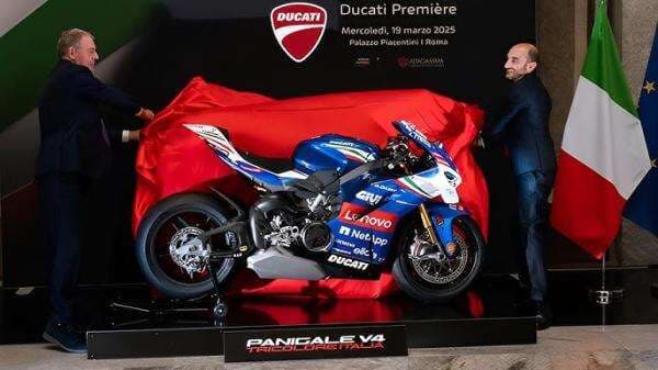 Ducati Panigale V4 Tricolore Italia, Kado Spesial Buat Pecco Bagnaia Ducati Panigale V4 Tricolore Italia, Kado Spesial Buat Pecco Bagnaia