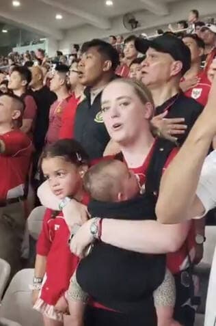 Dukungan dari Tribun Stadion, Istri Joey Pelupessy Nyanyi Indonesia Raya Sambil Gendong Anak Dukungan dari Tribun Stadion, Istri Joey Pelupessy Nyanyi Indonesia Raya Sambil Gendong Anak