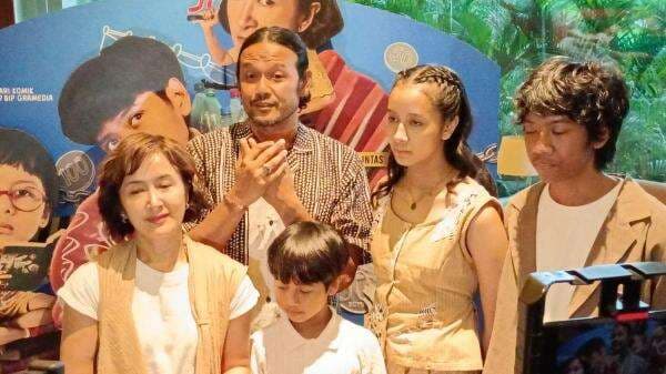 Dwi Sasono dan Widi Mulia Tak Kuasa Menahan Haru Syuting Film Bareng Tiga Anak Dwi Sasono dan Widi Mulia Tak Kuasa Menahan Haru Syuting Film Bareng Tiga Anak