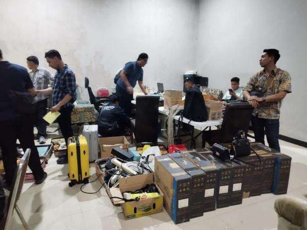 Sindikat Love Scamming di Semarang Digerebek, 4 WN Tiongkok dan Ratusan Ponsel Disita Sindikat Love Scamming di Semarang Digerebek, 4 WN Tiongkok dan Ratusan Ponsel Disita