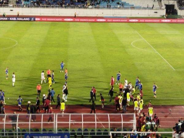 Keributan Pecah di Laga Arema FC vs Persija Jakarta, Mauricio Souza Beri Reaksi Dingin Keributan Pecah di Laga Arema FC vs Persija Jakarta, Mauricio Souza Beri Reaksi Dingin