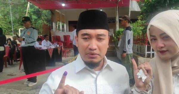 Calon Walikota Robinsar Lakukan Pemungutan Suara di TPS 10 Kelurahan Kota Sari Calon Walikota Robinsar Lakukan Pemungutan Suara di TPS 10 Kelurahan Kota Sari