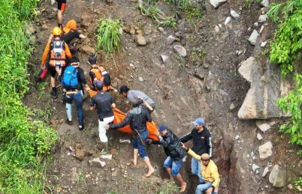 Lansia Ditemukan Tewas Terseret Arus Air Terjun Takapala Gowa, Evakuasi Dramatis Lansia Ditemukan Tewas Terseret Arus Air Terjun Takapala Gowa, Evakuasi Dramatis