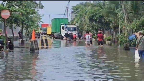 Banjir Rob Satu Meter Lumpuhkan Akses ke Pelabuhan Sunda Kelapa, Aktivitas Bongkar Muat Terhenti Banjir Rob Satu Meter Lumpuhkan Akses ke Pelabuhan Sunda Kelapa, Aktivitas Bongkar Muat Terhenti