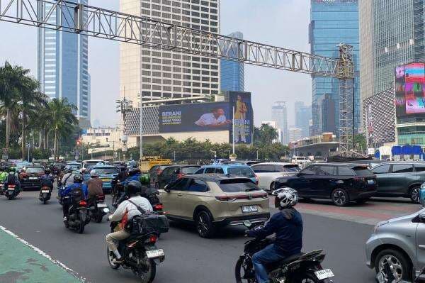 Jelang Demo BEM UI, Lalu Lintas di Bundaran HI Ramai Lancar Jelang Demo BEM UI, Lalu Lintas di Bundaran HI Ramai Lancar