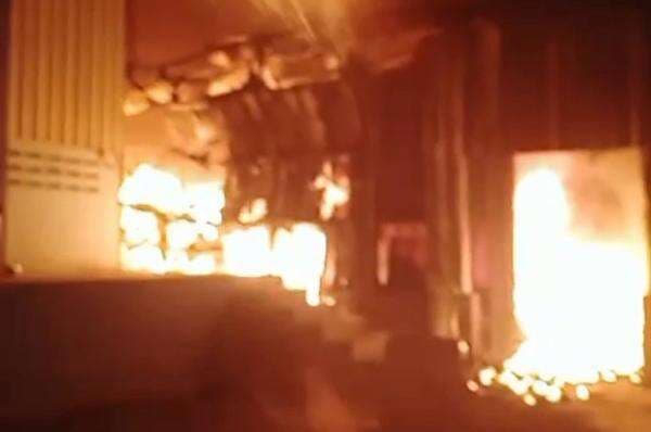 Kebakaran Gudang Paket di Cakung Jaktim, 70 Personel Damkar Diterjunkan Kebakaran Gudang Paket di Cakung Jaktim, 70 Personel Damkar Diterjunkan