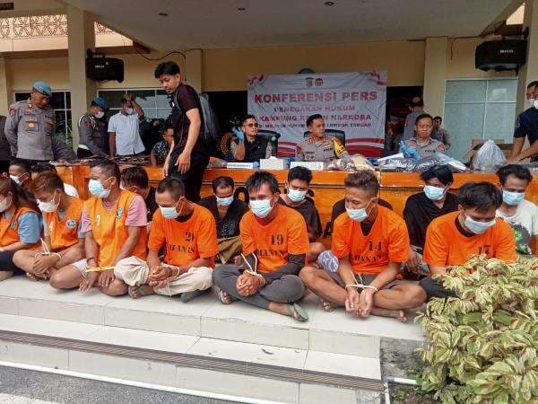 25 Orang yang Ditahan Polisi beserta Barang Bukti saat Penggrebekan Kampung Narkoba di Lombok 25 Orang yang Ditahan Polisi beserta Barang Bukti saat Penggrebekan Kampung Narkoba di Lombok