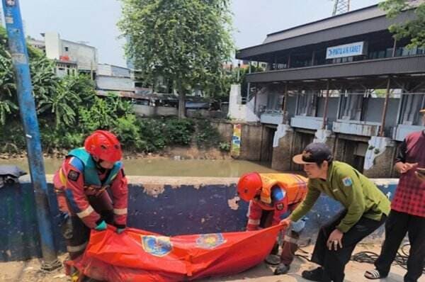 Geger! Mayat Tanpa Identitas Ditemukan di Pintu Air Karet Tanah Abang Geger! Mayat Tanpa Identitas Ditemukan di Pintu Air Karet Tanah Abang