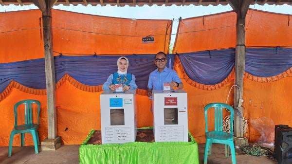 Pilkada Way Kanan, Bupati Adipati dan Ketua DPRD Lakukan Pencoblosan di TPS 02 Kampung Bumi Ratu Pilkada Way Kanan, Bupati Adipati dan Ketua DPRD Lakukan Pencoblosan di TPS 02 Kampung Bumi Ratu
