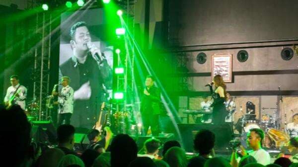 Sahli Himawan dan Shepin Misa Sukses Goyang FisipFest Undip Music Festival 2024 Sahli Himawan dan Shepin Misa Sukses Goyang FisipFest Undip Music Festival 2024