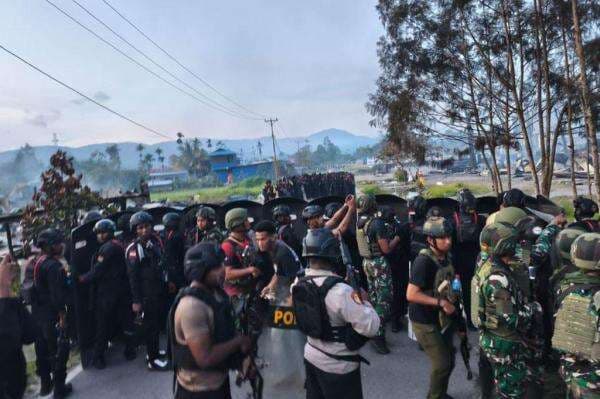 Kerusuhan di Yalimo, 6 Personel Kopassus Dikepung Massa Berhasil Dievakuasi Kerusuhan di Yalimo, 6 Personel Kopassus Dikepung Massa Berhasil Dievakuasi