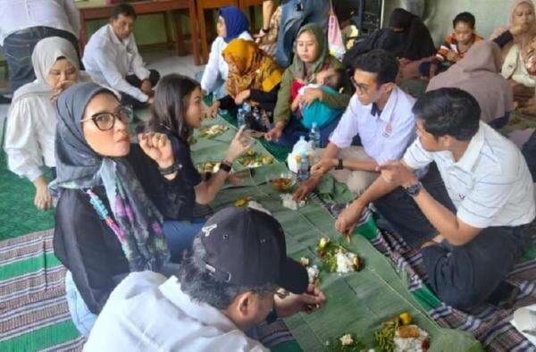 Momen Ketum Partai Perindo Angela Tanoesoedibjo Liwetan Bersama Warga Neglasari Momen Ketum Partai Perindo Angela Tanoesoedibjo Liwetan Bersama Warga Neglasari