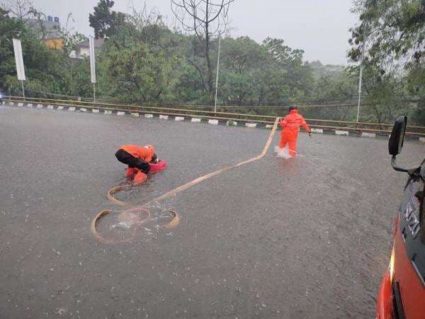 Jalan Raya Alternatif Sentul Bogor Tergenang Banjir Jalan Raya Alternatif Sentul Bogor Tergenang Banjir