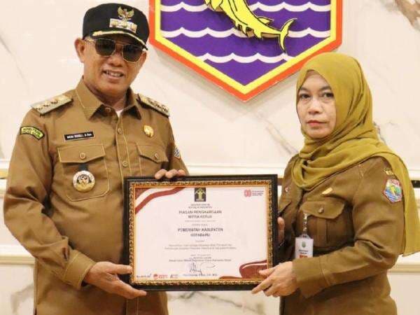 Pemkab Kotabaru Terima Piagam Penghargaan sebagai Mitra Kerja Kemenkum Kalsel Pemkab Kotabaru Terima Piagam Penghargaan sebagai Mitra Kerja Kemenkum Kalsel