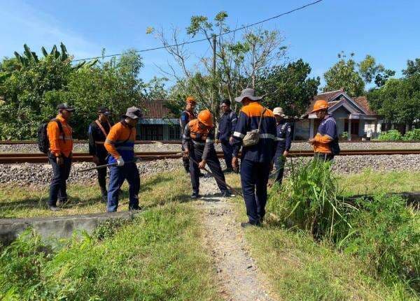 Awas Bahaya! KAI Tutup 5 Perlintasan Liar di Bojonegoro, Demi Keselamatan Warga dan Kereta Api Awas Bahaya! KAI Tutup 5 Perlintasan Liar di Bojonegoro, Demi Keselamatan Warga dan Kereta Api