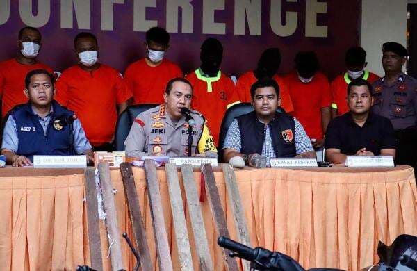 100 Anggota Ormas Pekat IB Brutal Serang Tempat Usaha Pencucian Mobil, Bawa Sajam dan Batu 100 Anggota Ormas Pekat IB Brutal Serang Tempat Usaha Pencucian Mobil, Bawa Sajam dan Batu