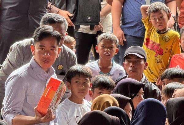 Temui Korban Bencana di Gayo Lues, Gibran: Kami di Sini Bantu Bapak-Ibu Semua Temui Korban Bencana di Gayo Lues, Gibran: Kami di Sini Bantu Bapak-Ibu Semua