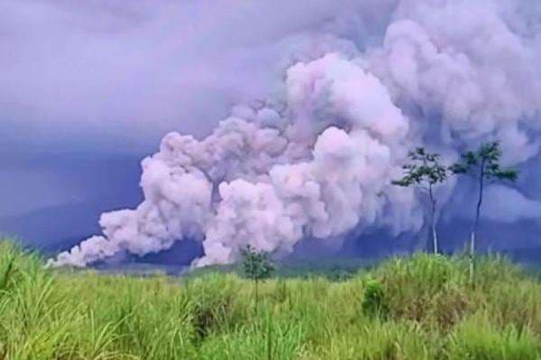 Bupati Lumajang Tetapkan Status Tanggap Darurat Erupsi Gunung Semeru Bupati Lumajang Tetapkan Status Tanggap Darurat Erupsi Gunung Semeru