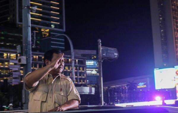 Momen Presiden Prabowo Subianto Melintas di Bundaran HI Saat Malam Tahun Baru 2025 Momen Presiden Prabowo Subianto Melintas di Bundaran HI Saat Malam Tahun Baru 2025