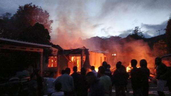 Rumah dan Kendaraan Milik Warga Manggarai Timur Ludes Terbakar, Diduga Akibat Korsleting Rumah dan Kendaraan Milik Warga Manggarai Timur Ludes Terbakar, Diduga Akibat Korsleting
