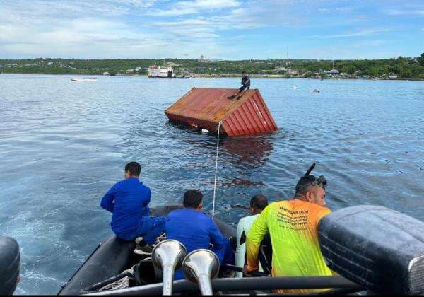Ditpolairud Polda NTT Evakuasi Kontainer Kapal Kuala Mas yang berpotensi Ganggu Pelayaran Ditpolairud Polda NTT Evakuasi Kontainer Kapal Kuala Mas yang berpotensi Ganggu Pelayaran