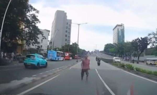 Heboh! Pria Diduga ODGJ Tabrakkan Diri ke Mobil di Tanah Abang Heboh! Pria Diduga ODGJ Tabrakkan Diri ke Mobil di Tanah Abang