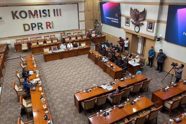 Bahas RUU Polri, Komisi III DPR Usul Ada Aturan soal Keterlibatan Polisi di Ormas Bahas RUU Polri, Komisi III DPR Usul Ada Aturan soal Keterlibatan Polisi di Ormas