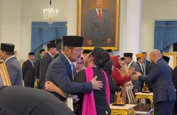 Momen Pelukan Hangat Titiek, Tutut, dan Bambang Usai Soeharto Dapat Gelar Pahlawan Momen Pelukan Hangat Titiek, Tutut, dan Bambang Usai Soeharto Dapat Gelar Pahlawan