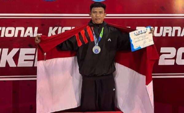 Atlet Kickboxing Riyan Jefri Sumbang Emas ke-61 untuk Indonesia di SEA Games 2025 Atlet Kickboxing Riyan Jefri Sumbang Emas ke-61 untuk Indonesia di SEA Games 2025