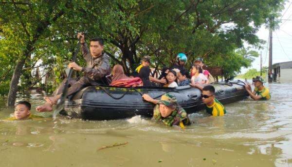 Maros Terendam Banjir, Gercep Evakuasi TNI Turunkan Puluhan Personil Maros Terendam Banjir, Gercep Evakuasi TNI Turunkan Puluhan Personil
