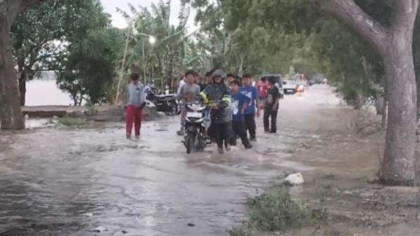 Banjir di Indramayu Lumpuhkan Akses Antardesa, Sawah Terendam Banjir di Indramayu Lumpuhkan Akses Antardesa, Sawah Terendam