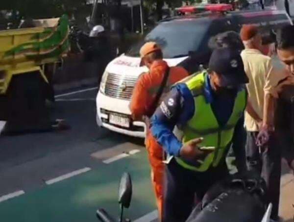 Pengendara Motor Tewas Terlindas Truk di Pasar Minggu Pengendara Motor Tewas Terlindas Truk di Pasar Minggu