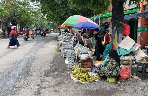 Jelang Malam Tahun Baru Penjual Arang dan Jagung Ramai di Pasar Sidoharjo Jelang Malam Tahun Baru Penjual Arang dan Jagung Ramai di Pasar Sidoharjo