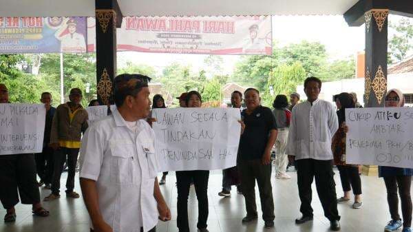Pendamping PKH Menggiring Warga ke Salah Satu Cabup, Kantor Kecamatan Geyer Di Geruduk Pendukung Pendamping PKH Menggiring Warga ke Salah Satu Cabup, Kantor Kecamatan Geyer Di Geruduk Pendukung