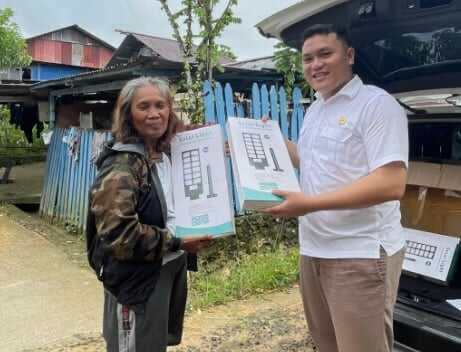 Realisasikan Janji, Politisi Perindo Yosua Terangi Warga Sorong Utara dengan Solar Light Realisasikan Janji, Politisi Perindo Yosua Terangi Warga Sorong Utara dengan Solar Light
