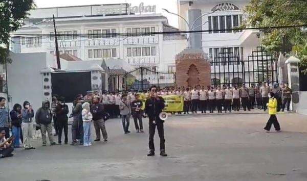 Mahasiswa Demo di DPRD Jabar, Protes Kenaikan Harga Pertamax dan Pelemahan Rupiah Mahasiswa Demo di DPRD Jabar, Protes Kenaikan Harga Pertamax dan Pelemahan Rupiah