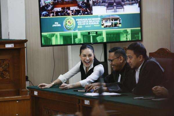 Pesan Menohok Nikita Mirzani untuk Jaksa di Sidang Tuntutan: Terserah Mau Nuntut Berapa! Pesan Menohok Nikita Mirzani untuk Jaksa di Sidang Tuntutan: Terserah Mau Nuntut Berapa!