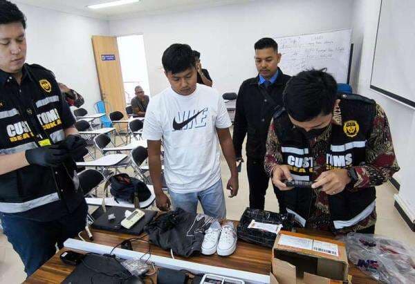 Petugas Bandara Pekanbaru dan TNI AU Gagalkan Penyelundupan Narkoba ke Sulsel Petugas Bandara Pekanbaru dan TNI AU Gagalkan Penyelundupan Narkoba ke Sulsel