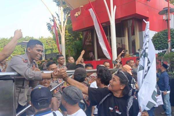 Momen Warga Pati Bubar usai Demo Desak KPK Tetapkan Sudewo Tersangka, Salami Polisi Momen Warga Pati Bubar usai Demo Desak KPK Tetapkan Sudewo Tersangka, Salami Polisi