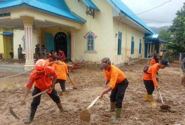 Banser Bersihkan Gereja Terdampak Banjir Bandang Sumut Jelang Natal Banser Bersihkan Gereja Terdampak Banjir Bandang Sumut Jelang Natal