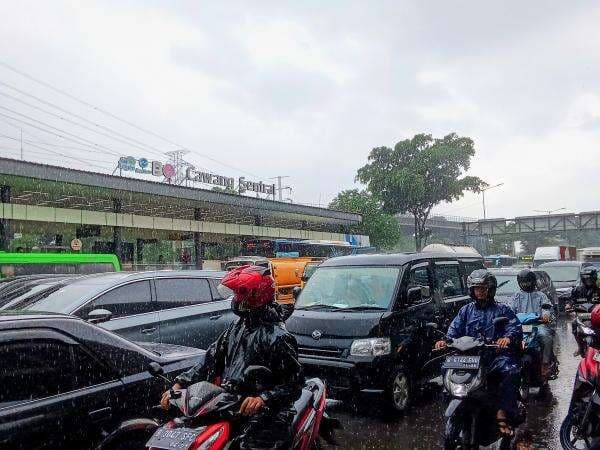 Lalin di Jalan Mayjen Sutoyo Cawang Macet Imbas Hujan Deras Lalin di Jalan Mayjen Sutoyo Cawang Macet Imbas Hujan Deras
