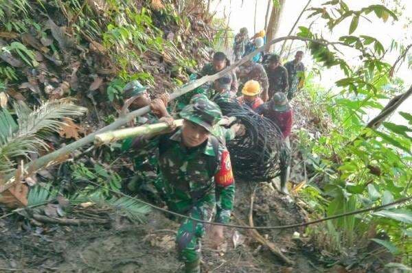 Cerita Perjuangan TNI Kirim Genset ke Desa di Aceh Barat, Lalui Medan Berat 3 Hari Cerita Perjuangan TNI Kirim Genset ke Desa di Aceh Barat, Lalui Medan Berat 3 Hari