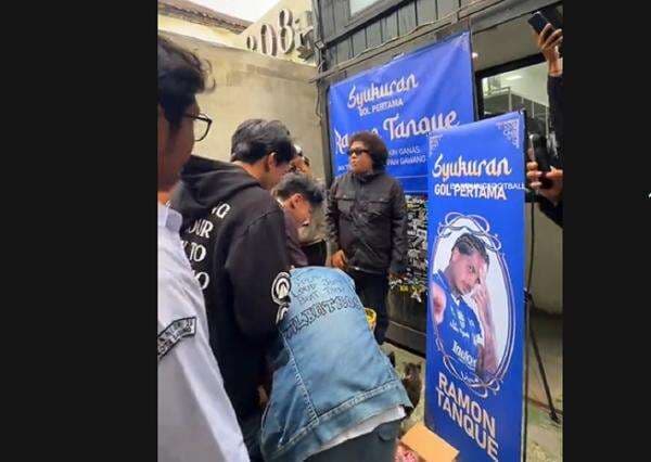 Bobotoh Syukuran Ramon Tanque Cetak Gol Perdana untuk Persib Bandung, Pesta Nasi Tumpeng! Bobotoh Syukuran Ramon Tanque Cetak Gol Perdana untuk Persib Bandung, Pesta Nasi Tumpeng!