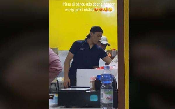 Auto Jatuh Cinta Cewek-Cewek Sama Penjual Nasi Goreng di Berau, Mirip Aktor Jefri Nichol Auto Jatuh Cinta Cewek-Cewek Sama Penjual Nasi Goreng di Berau, Mirip Aktor Jefri Nichol