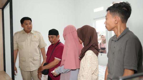 Menteri PKP Serahkan Rumah Subsidi untuk Keluarga Affan di Cileungsi Menteri PKP Serahkan Rumah Subsidi untuk Keluarga Affan di Cileungsi