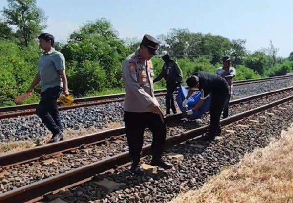 Ngeri! Pria di Cirebon Tewas Tertabrak KA Harina, Tubuh Hancur Ngeri! Pria di Cirebon Tewas Tertabrak KA Harina, Tubuh Hancur