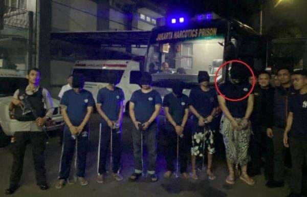 Ammar Zoni Dipindah ke Nusakambangan dengan Mata Ditutup dan Diborgol, Keluarga Syok Ammar Zoni Dipindah ke Nusakambangan dengan Mata Ditutup dan Diborgol, Keluarga Syok