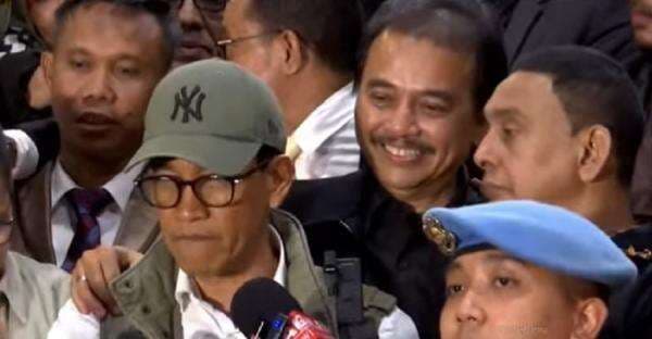 Respons Roy Suryo Diperiksa Polisi 9 Jam: Malam Ini Kita Bubar dengan Baik Respons Roy Suryo Diperiksa Polisi 9 Jam: Malam Ini Kita Bubar dengan Baik