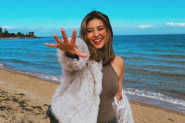 Awkarin Geram Dituding Pindah ke Luar Negeri karena Hamil di Luar Nikah Awkarin Geram Dituding Pindah ke Luar Negeri karena Hamil di Luar Nikah