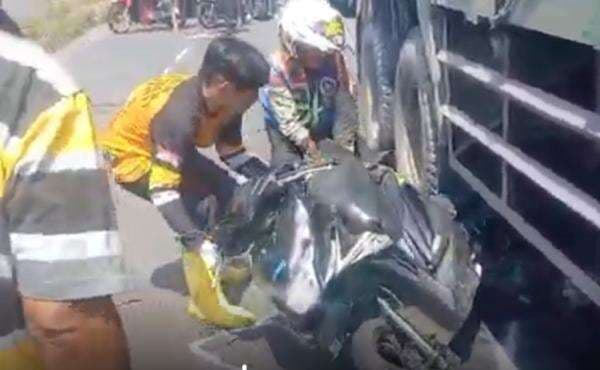 Kecelakaan di Jombang, Ayah dan Anak asal Sidoarjo Tewas Terlindas Truk Kecelakaan di Jombang, Ayah dan Anak asal Sidoarjo Tewas Terlindas Truk